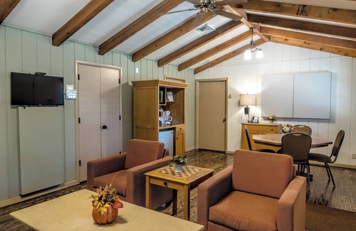 Tulsa Cabine | Charming 4-bedroom lodge with AC and WiFi near the Tulsa Botanical Gardens.