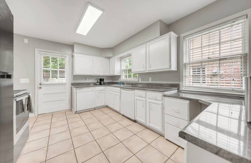 East Memphis Maison | Charming 4-Bedroom Retreat with Large Yards and Outdoor BBQ