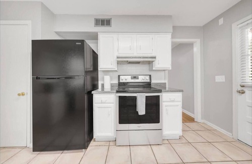 East Memphis Maison | Charming 4-Bedroom Retreat with Large Yards and Outdoor BBQ