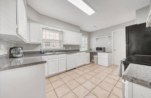 East Memphis Maison | Charming 4-Bedroom Retreat with Large Yards and Outdoor BBQ