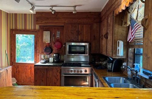 Scobey Cabine | Charming 4-bedroom cabin in Coffeeville with lake and nature trails