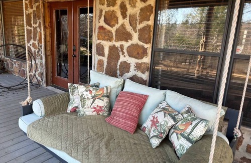 Scobey Cabine | Charming 4-bedroom cabin in Coffeeville with lake and nature trails