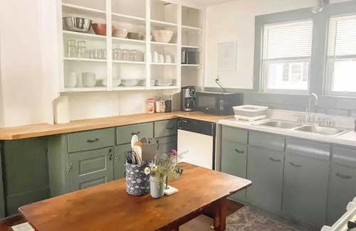 Wales Center Maison | Charming 4-bedroom 1800's farmhouse with WiFi, AC in serene Cowlesville