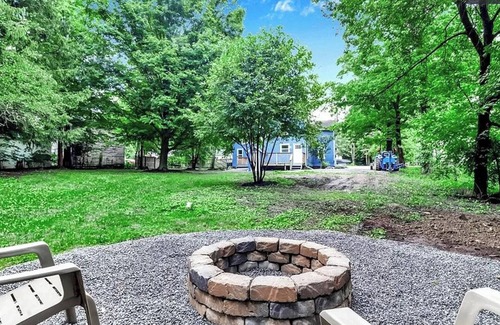 Wales Center Maison | Charming 4-bedroom 1800's farmhouse with WiFi, AC in serene Cowlesville