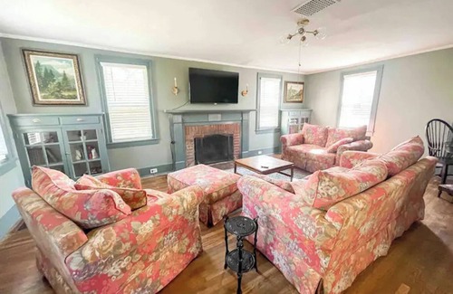 Wales Center Maison | Charming 4-bedroom 1800's farmhouse with WiFi, AC in serene Cowlesville