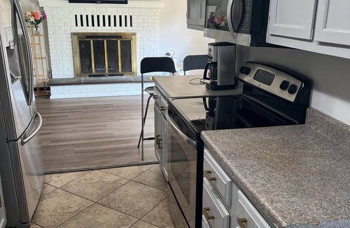 Montgomery Village Maison | Charming 4-bedroom house in Gaithersburg with WiFi and AC and fenced in yard!