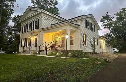 Orchard Park Maison | Charming 4-bedroom house with AC in Orchard Park - hometown of the Buffalo Bills