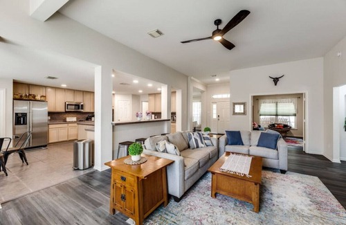 Johnson City Maison | Charming 4BDRM Home / Pool & Hot Tub / Near Wineries!
