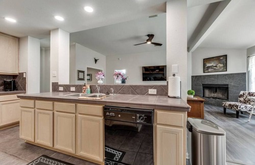 Johnson City Maison | Charming 4BDRM Home / Pool & Hot Tub / Near Wineries!