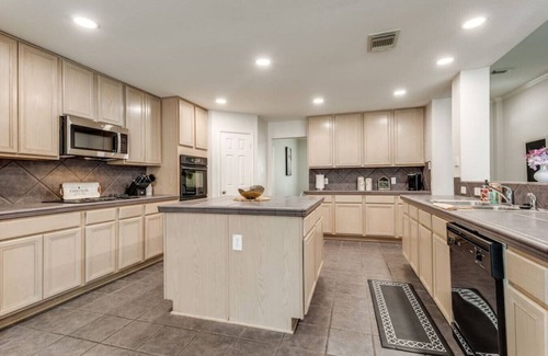 Johnson City Maison | Charming 4BDRM Home / Pool & Hot Tub / Near Wineries!