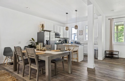 Perry North Maison | Charming 4bedroom home with AC WiFi in Pittsburgh close to Downtown and Stadium