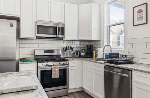 Perry North Maison | Charming 4bedroom home with AC WiFi in Pittsburgh close to Downtown and Stadium