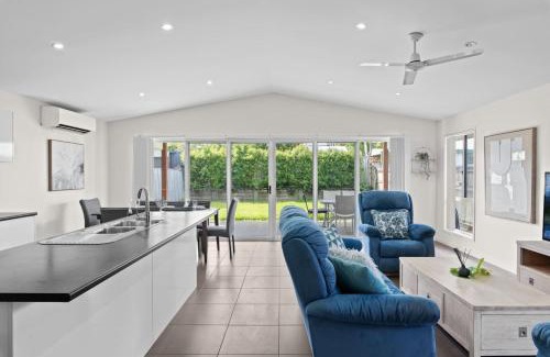 Wynnum Maison | Charming 4Bedroom Home Near Train Station and Beaches