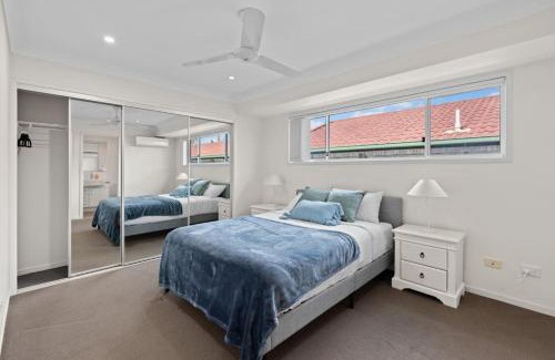 Wynnum Maison | Charming 4Bedroom Home Near Train Station and Beaches