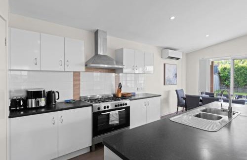 Wynnum Maison | Charming 4Bedroom Home Near Train Station and Beaches