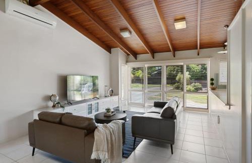 Robertson Maison | Charming 4BR House w Pool and Parking near Sunnybank