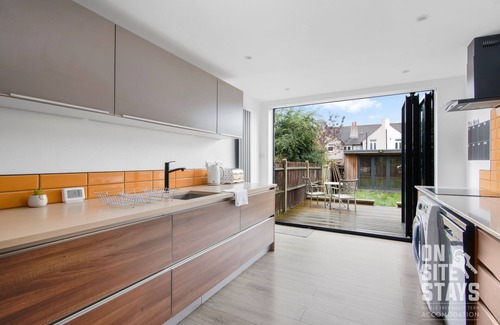 Little Holland Maison | Charming 4BR with Street Parking and a Garden in Dartford