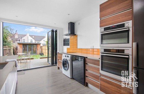 Little Holland Maison | Charming 4BR with Street Parking and a Garden in Dartford