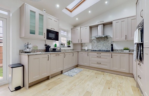 Chadwell Maison | Charming 5-Bed House in Romford