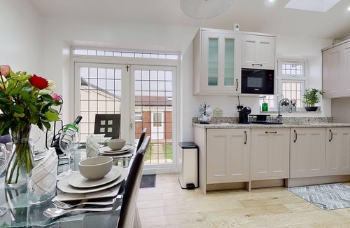 Chadwell Maison | Charming 5-bed House in Romford