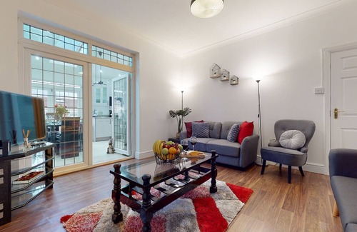 Chadwell Maison | Charming 5-bed House in Romford