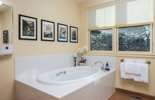 Sherwood Autre | Charming 5-bedroom farmhouse surrounded by vines in Sherwood.