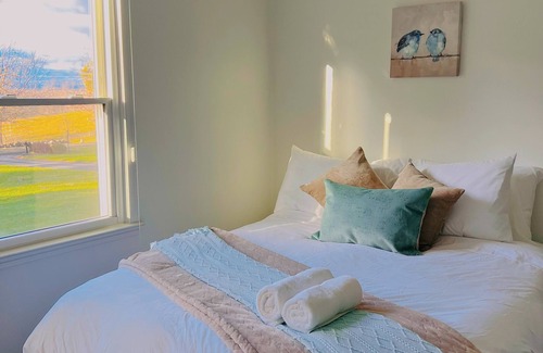 Aldie Autre | Charming 5-bedroom farmhouse with game&hot tub in Aldie