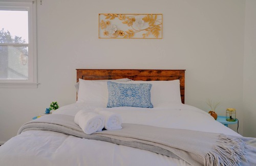 Aldie Autre | Charming 5-bedroom farmhouse with game&hot tub in Aldie