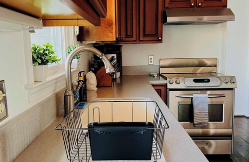 Aldie Autre | Charming 5-bedroom farmhouse with game&hot tub in Aldie