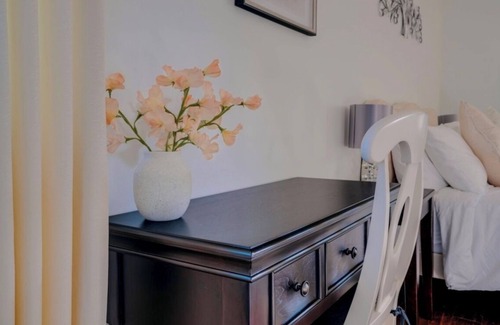 Aldie Autre | Charming 5-bedroom farmhouse with game&hot tub in Aldie