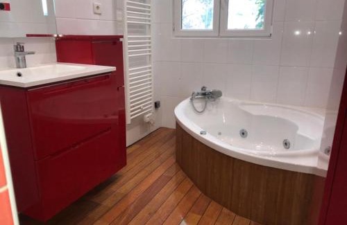 Croix Chapeau Maison | Charming 5-Bedroom House in Croix-Chapeau, La Rochelle, France