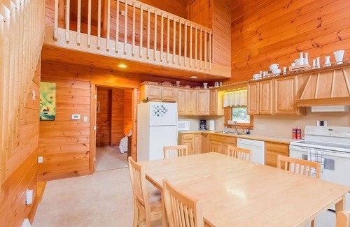 Benton Cabine | Charming 5-bedroom lodge in delightful Benton minutes from Ricketts Glen.