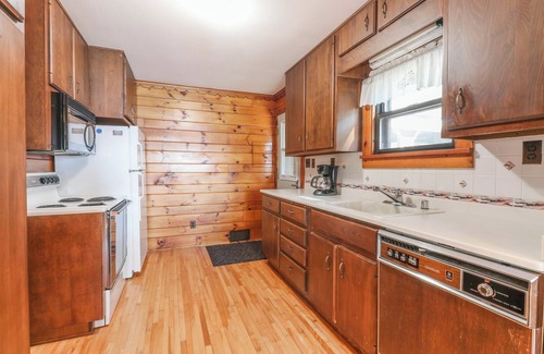 Waupaca Cottage | Charming 5-bedroom waterfront cottage on Waupaca's Chain O' Lakes