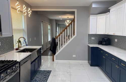 Avalon Park Maison | Charming 5 bedrooms 2 bath near Downtown Loop and Mc cormick Place, Museum