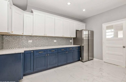 Avalon Park Maison | Charming 5 bedrooms 2 bath near Downtown Loop and Mc cormick Place, Museum