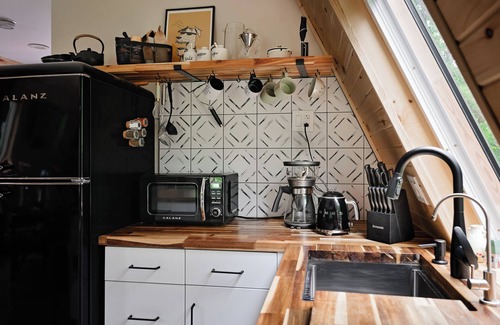 Friendship Cottage | Charming A-Frame Cottage, HOT TUB, Fire Pit, Near GOLF & Lakes, 35min to Dells!