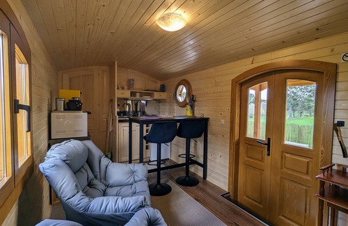 Monistrol-sur-Loire Cottage | Roulotte cosy avec jacuzzi et spa, massages bien-être, nature et calme, près de Lyon