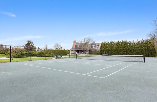 Quogue Cottage | Charming and Serene Waterfront 2-bedroom Cottage in Quogue