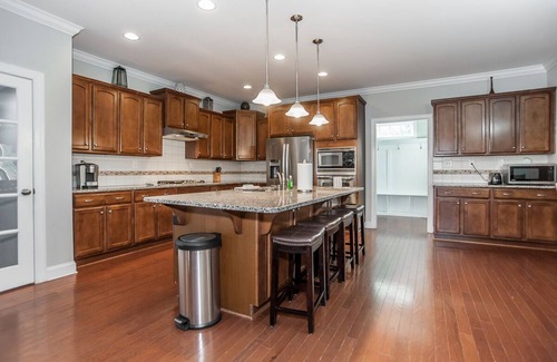 McCain Maison | Charming and spacious 6BR home near UNC, Duke, RTP