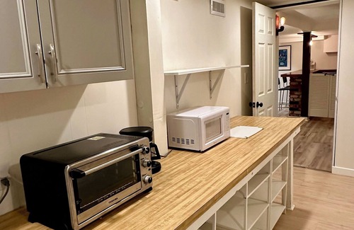 Cully Maison | Charming and spacious 1 bedroom unit in house. Private and very comfortable.