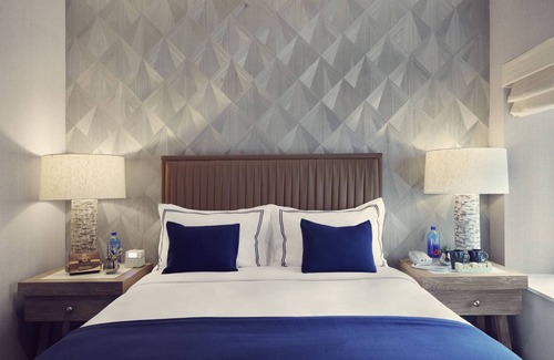 Financial District Hôtel | Charming and Stylish Queen Bedded Room with Modern Comforts in Prime Location
