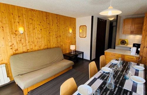 Les Deux Alpes Appartement | Charmant T2 au pied des pistes avec balcon exposé sud, idéal pour 6 personnes, proche commerces!