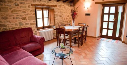 Caprese Michelangelo Appartement | Charming apartment in Caprese Michelangelo, shared pool.