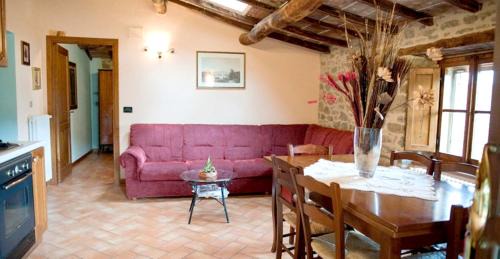 Caprese Michelangelo Appartement | Charming apartment in Caprese Michelangelo, shared pool.
