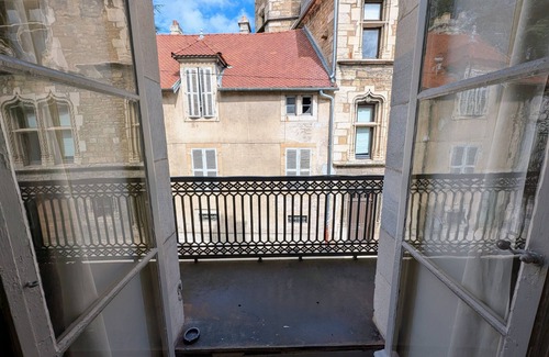 Vesoul Cottage | Charming apartment in the heart of Vesoul with private parking