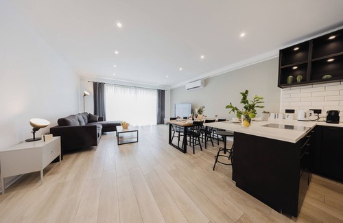 Mellieħa Heights Appartement | Charming apartment just steps from Mellieha’s main street and 5 minutes from the beach. Includes 2 double bedrooms, 1 twin room, Wi-Fi, Smart TV, coin-operated A/C, and all essentials like towels, linen, washing machine, and kitchen app