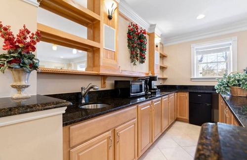 Chantilly Appartement | Charming Apartment Suite, 2 BDR, 1 BATH, Location!