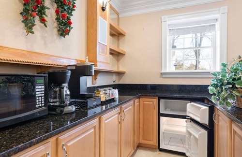 Chantilly Appartement | Charming Apartment Suite, 2 BDR, 1 BATH, Location!