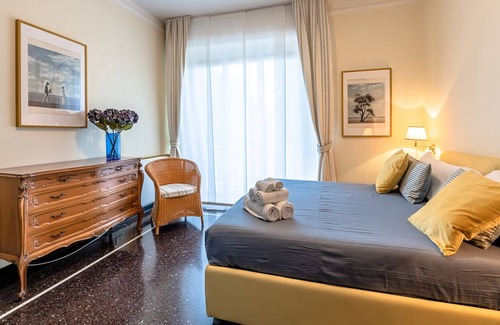 Albaro Appartement | Charming apartment with balconies, private car parking, seaside area