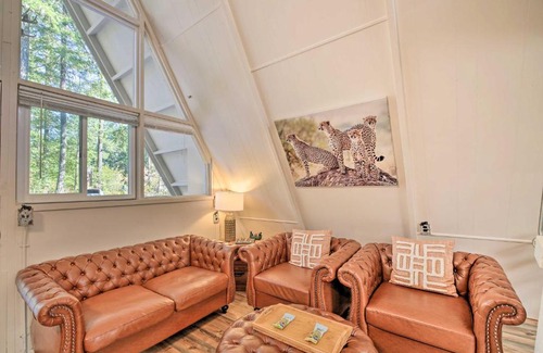 Ashford Maison | Charming Ashford Cabin with Private Hot Tub!